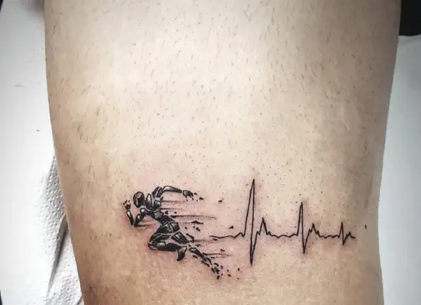 Tatuaż dla biegacza: sylwetka biegacza w ruchu, przechodząca w linię EKG.