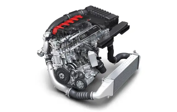Motor Audi RS con tecnología TFSI, que significa Turbo Fuel Stratified Injection. Potencia y eficiencia en un diseño compacto.