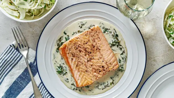 Un délicieux saumon à l'oseille, nappé d'une sauce crémeuse et servi avec une salade croquante.