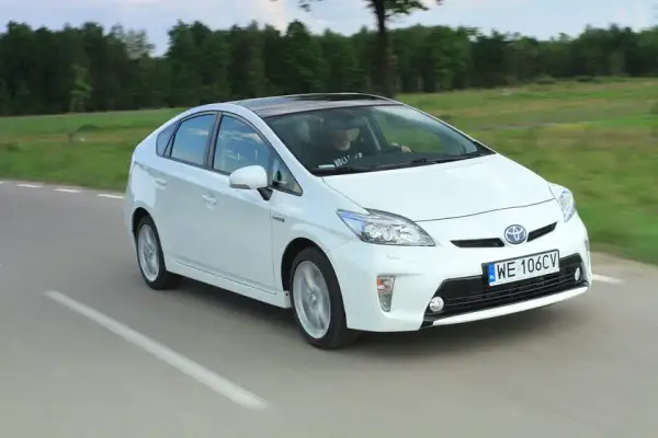 Bateria w hybrydzie Toyoty: Ile wytrzyma? Gwarancja do 10 lat!
