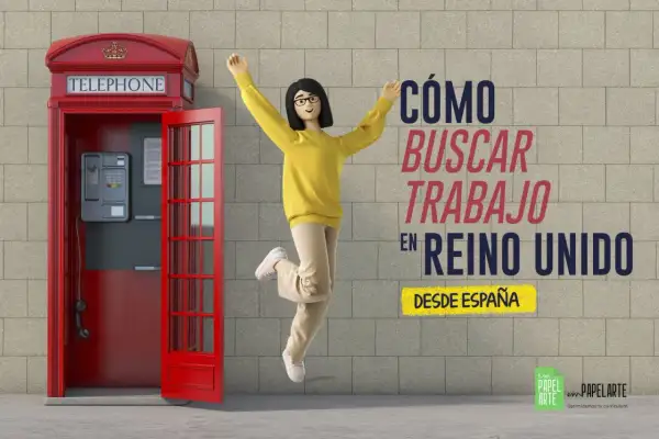 Mujer salta de alegría junto a una cabina telefónica roja en Londres, celebrando cómo buscar trabajo en el Reino Unido desde España.