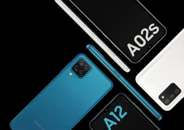 Samsung A02s dane techniczne: niebieski, biały i srebrny smartfon Samsung A02s oraz A12 na czarnym tle.