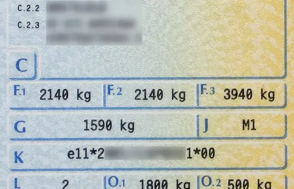 Dokument pojazdu: F.1 2140 kg, F.2 2140 kg, F.3 3940 kg. To pokazuje dodatkową masę w samochodzie.