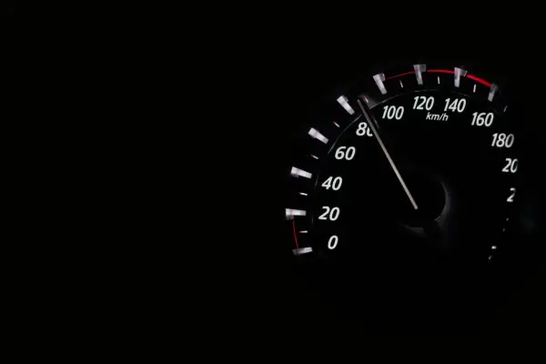 Prędkościomierz pokazuje 100 km/h. Wskazówka drży, jakby konie mechaniczne w silniku chciały się wyrwać.