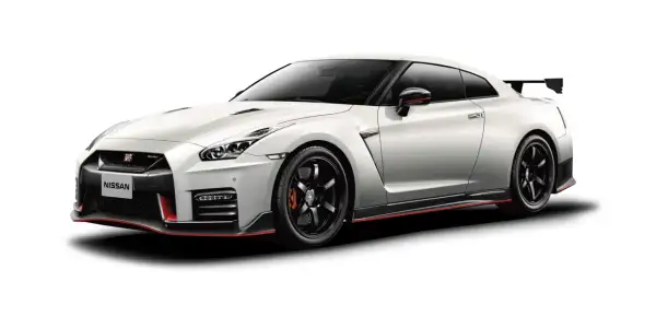 Biały Nissan GT-R Nismo z czerwonymi akcentami, sportowym spojlerem i czarnymi felgami.