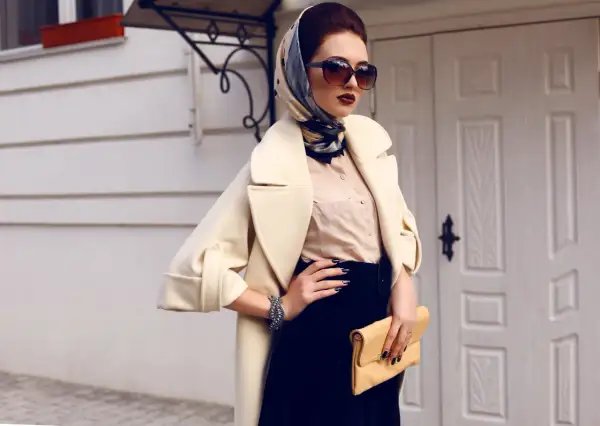 Apaszka z trenczem: Odkryj modne wiązania i triki stylistki
