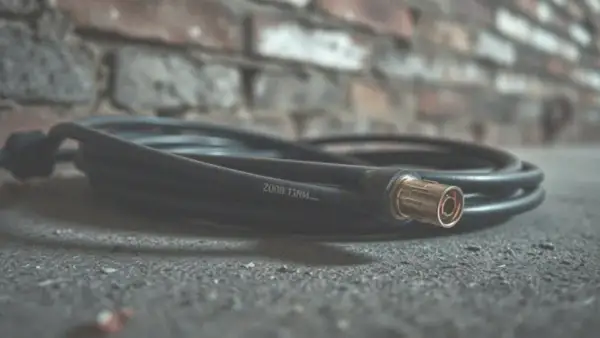Uszkodzony kabel antenowy? Rozpoznaj objawy i zdiagnozuj problem!