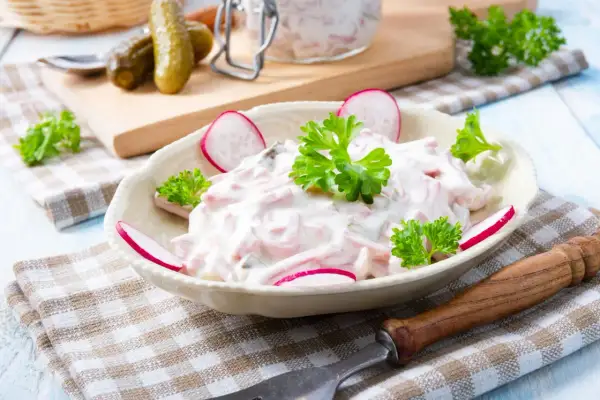 Leckerer Fleischsalat, garniert mit Radieschen und Petersilie. Ein einfaches Rezept für den perfekten Fleischsalat.