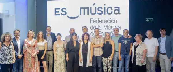 Grupo de profesionales de la música en España, aprendiendo como ser manager en la industria.
