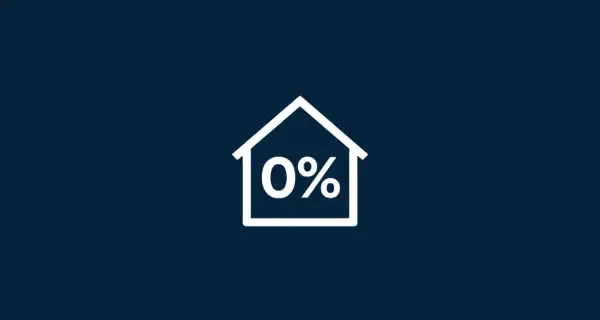 Biały zarys domu z napisem "0%" w środku. Idealny symbol dla kredytu bez wkładu własnego.