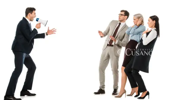 Uomo con megafono urla a tre persone spaventate. Impara a farsi rispettare da un uomo con assertività.