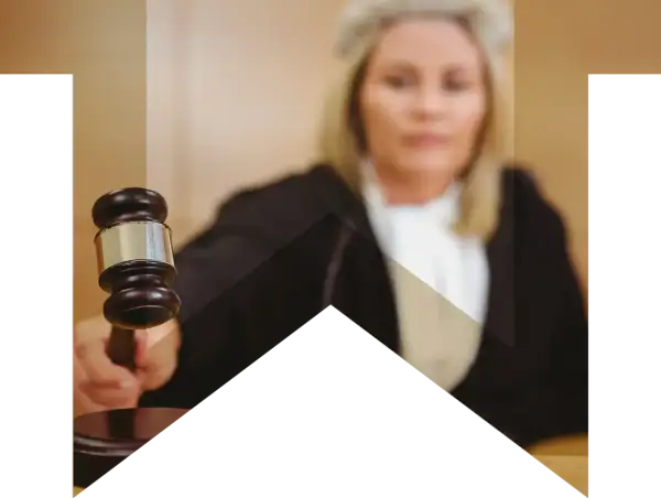 Sędzia z młotkiem w dłoni, symbol sprawiedliwości i ochrony skarb państwa.