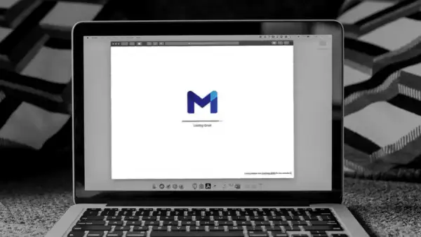 Laptop z otwartym Gmailem, gotowy do nauki, jak napisać maila po angielsku.