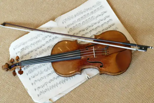 Stradivarius – ile kosztują skrzypce warte miliony? Na zdjęciu piękny instrument i nuty.