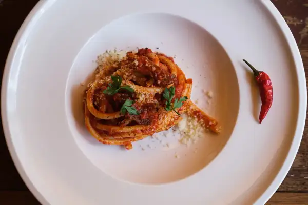 Makaron spaghetti z dziurką: Odkryj sekrety bucatini i przepisy