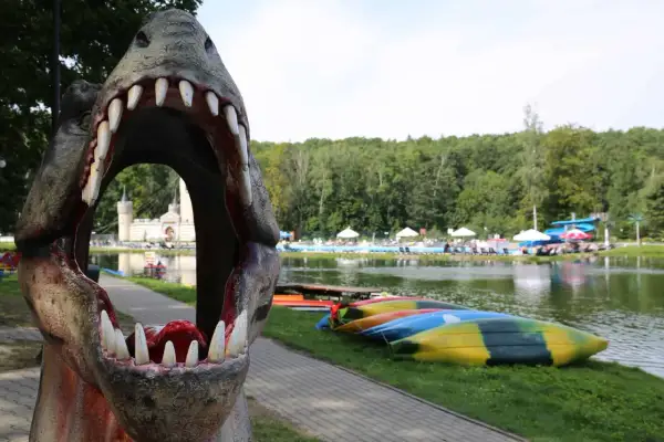 Smok zaprasza na wodne atrakcje 100 km od Opola! Jezioro, kajaki, zjeżdżalnie i plaża czekają.