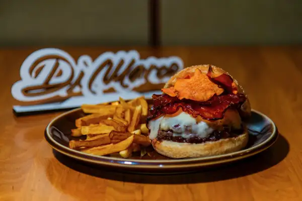 Deliciosa hamburguesa con patatas fritas, un festín digno del burger fest Huesca.