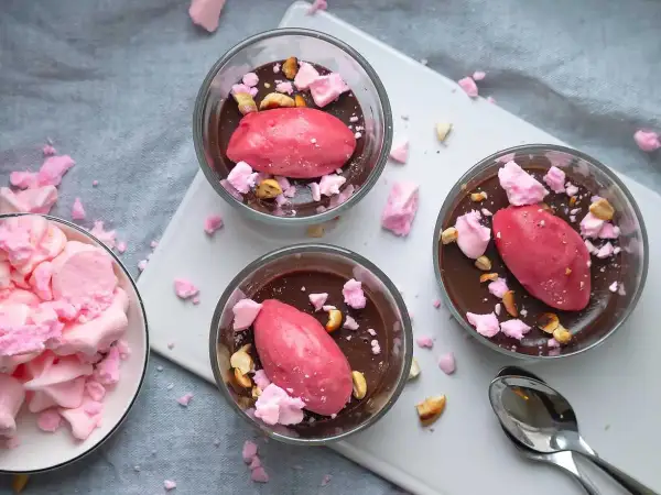Chokladpudding med hallonsorbet, krossad maräng och nötter. En enkel dessert som ser fantastisk ut.