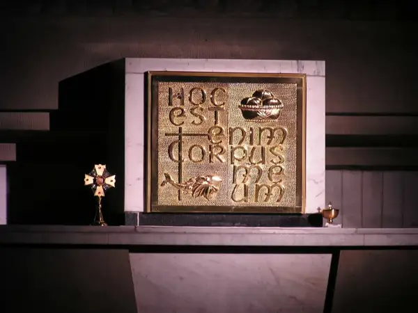 Złote tabernakulum z napisem "Hoc est enim corpus meum" i symbolem ryby. Obok krzyż relikwiarzowy.