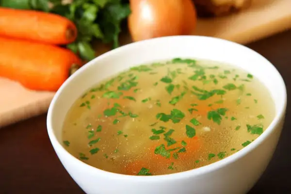 Aromaticzny rosół z marchewką i natką pietruszki. Idealne warzywa do rosołu to podstawa pysznego bulionu.
