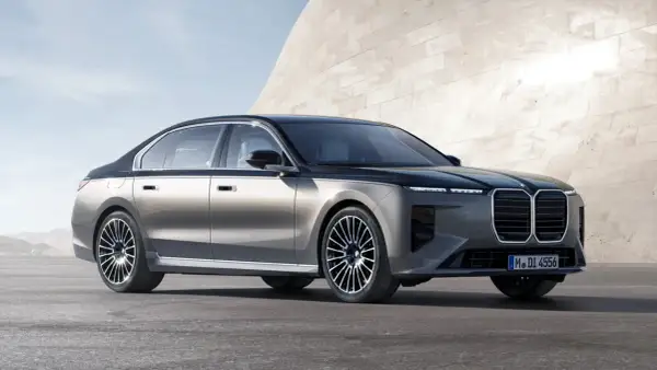 Eleganckie BMW Serii 7 w dwukolorowym malowaniu, z charakterystycznym grillem. Sprawdź aktualną bmw 7 cena i dostępne konfiguracje.