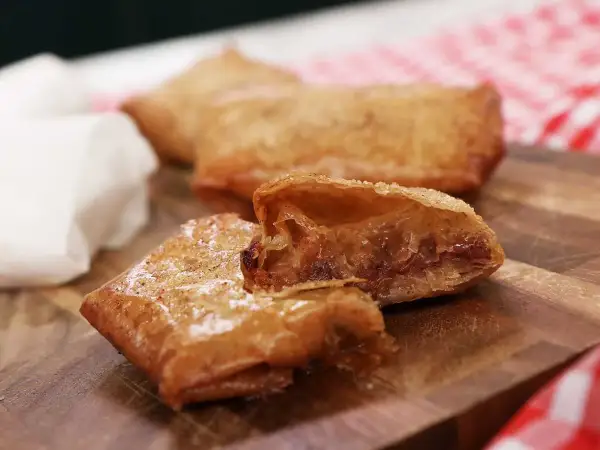 Krispiga filodegsrutor med söt fyllning, perfekta för ett enkelt filodeg recept.