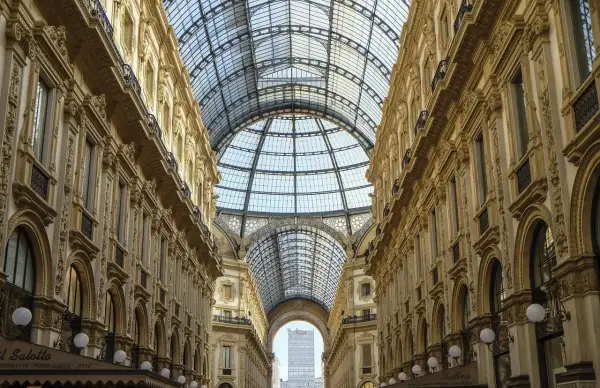 Wspaniałe, zabytkowe arkady Galleria Vittorio Emanuele II w Mediolanie, gdzie nietypowe atrakcje czekają na odkrycie pod szklanym dachem.