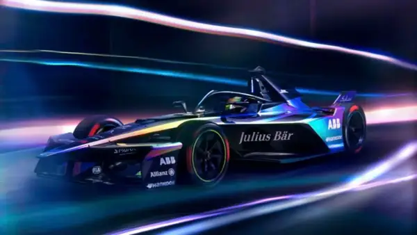 En futuristisk Formel E-bil, med texten "Julius Bär" och "ABB", susar fram i neonljus. F1 frön för framtiden.