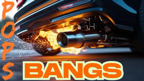 El tubo de escape de un coche lanza llamas y chispas, creando un espectáculo de "pops and bangs" que resuena en la noche.