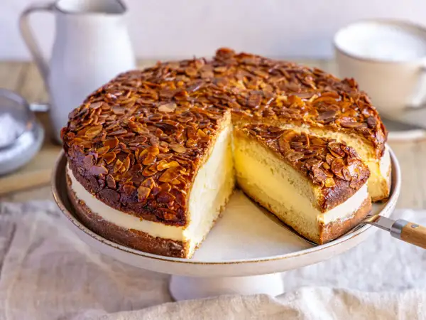 Ein köstlicher Bienenstich Kuchen mit cremiger Füllung und karamellisierten Mandeln. Dieses Bienenstich Rezept ist ein Genuss!