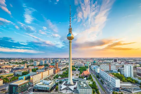 Der Berliner Fernsehturm ragt majestätisch über die Stadt. Ein Wahrzeichen, das die Skyline Berlins prägt.