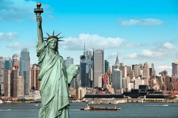 Statua Wolności i panorama Nowego Jorku. Marzenie o wycieczce do USA na własną rękę staje się rzeczywistością.