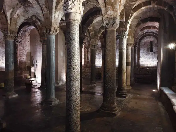 Sotterranei antichi con colonne imponenti e archi in pietra. Un luogo suggestivo da scoprire, tra i tesori di Sutri cosa vedere.