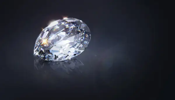 Błyszczący diament Cullinan, odbijający światło, na ciemnym tle.