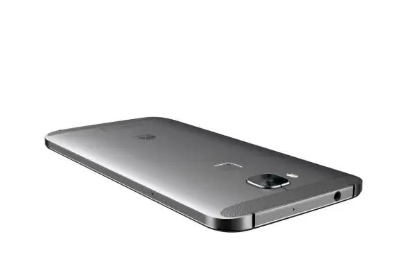 El elegante Huawei GX8 plateado, con su cámara trasera y sensor de huellas dactilares, se muestra en un ángulo dinámico.