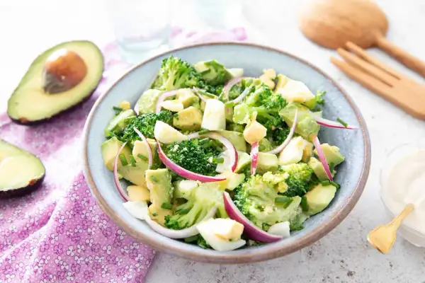 Salade fraîche de brocolis, avocat, œuf dur et oignon rouge. Une recette simple et colorée pour un repas léger.