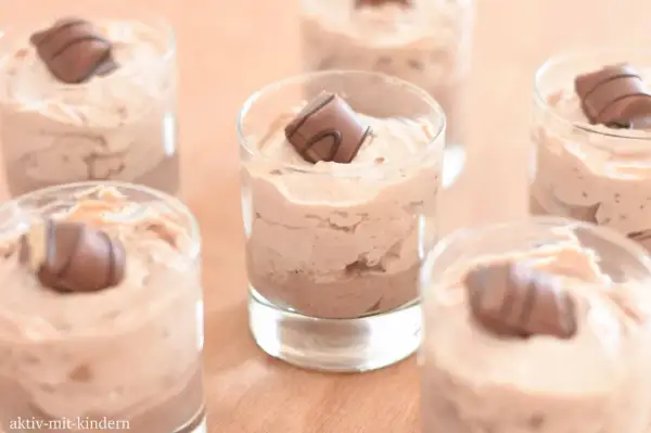 Cremige Desserts in Gläsern, garniert mit einem Stück Kinder Bueno. Diese Kinder Bueno Creme ist ein Genuss!