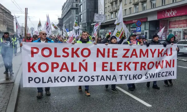 Protestujący niosą transparent "POLSKO NIE ZAMYKAJ KOPALŃ I ELEKTROWNI POLAKOM ZOSTANĄ TYLKO ŚWIECZKI". Sprzeciw wobec programu dobrowolnych odejść.