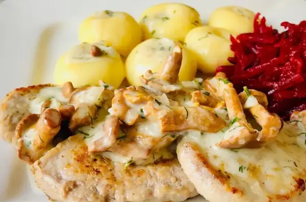 Polędwiczki w sosie kurkowym z ziemniaczkami i buraczkami. Idealna surówka do polędwiczek w sosie kurkowym to właśnie buraczki.
