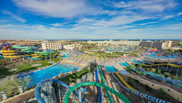 Wodne szaleństwo w Hawaii Paradise Aqua Park Resort: zjeżdżalnie, baseny i palmy pod błękitnym niebem.