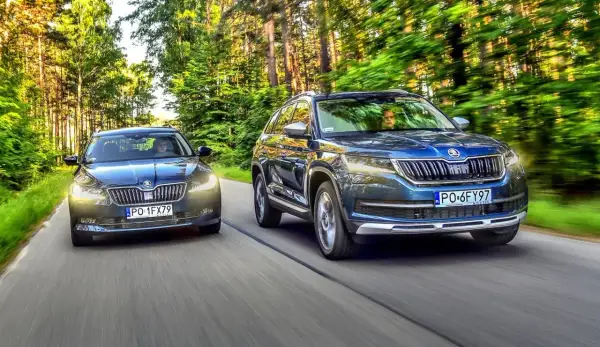 Dwa modele Skoda SUV jadące leśną drogą.