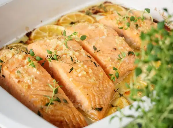 Saftige Lachsfilets mit Knoblauch und Zitrone, ein köstliches Gericht, das perfekt zu vielen Lachs Rezepten passt. Frisch aus dem Ofen.