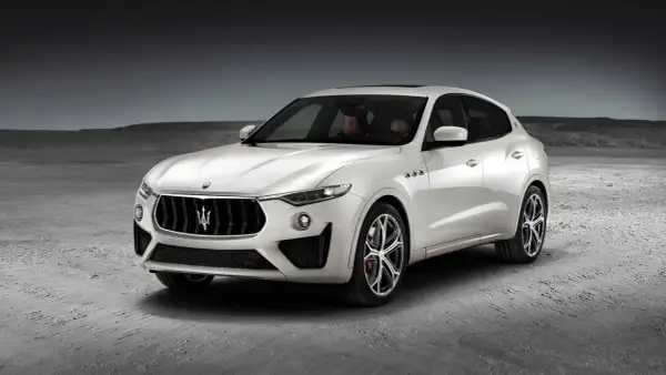 Biały Maserati Levante na pustkowiu. Sprawdź aktualną maserati levante cena i odkryj luksus.