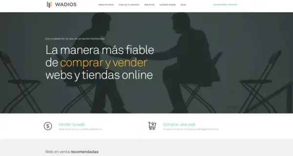 Siluetas de dos personas sentadas, una frente a la otra, en un ambiente oscuro. El texto principal dice "La manera más fiable de comprar y vender webs y tiendas online".