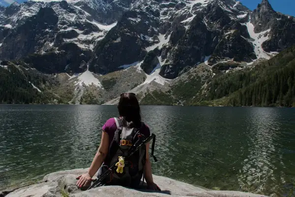 Widok na Morskie Oko z perspektywy turystki. Trasa od parkingu prowadzi przez malownicze szlaki.