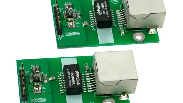 Dwie zielone płytki drukowane z elementami elektronicznymi, złączami i chipem SPI.
