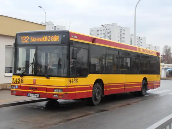 Autobus linii 132 Warszawa, oznaczony jako A436, z napisem "ITS Michalczewski" na boku, gotowy do jazdy.