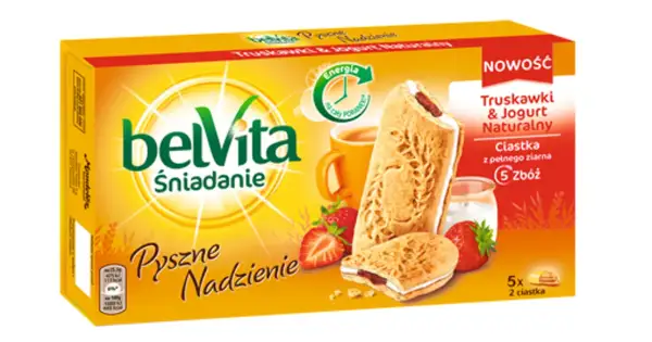 Opakowanie ciastek BelVita z nadzieniem truskawkowo-jogurtowym, ze świeżymi truskawkami i kubkiem napoju.