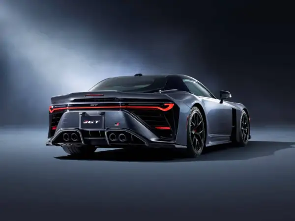 Tylna część sportowego coupe Toyota GR GT z agresywnym dyfuzorem i czterema końcówkami wydechu.