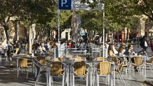 Gente disfrutando en las terrazas de la Plaza San Francisco Zaragoza, bajo la sombra de los árboles.